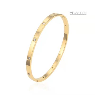 China Bling Diamonds Light Luxury Gold Bangle Diseño independiente SS316l Gold Bangle en venta