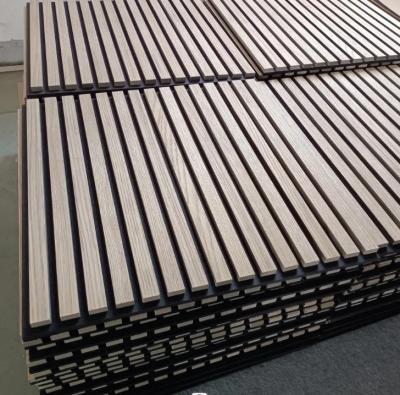 China Paneles acústicos de madera perforada Paneles de aislamiento acústico de alta densidad en venta