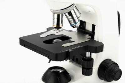 China 4 microscopio biológico del laboratorio de la posición 40X con la etapa mecánica en venta