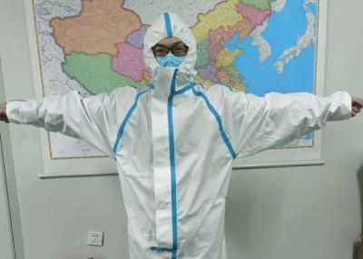 China Descartável esfrega o vestido médico do isolamento da roupa com tampas da sapata do chapéu à venda