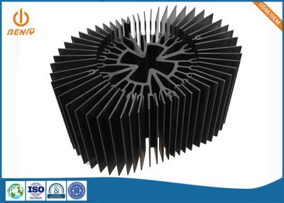 China Protuberancia de aluminio negra anodizada que procesa las placas sacadas del disipador de calor en venta