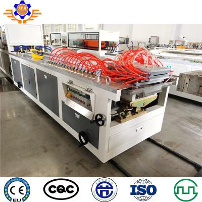 China Línea de la protuberancia del panel de pared del PVC WPC de la máquina de la protuberancia del revestimiento del PE WPC en venta
