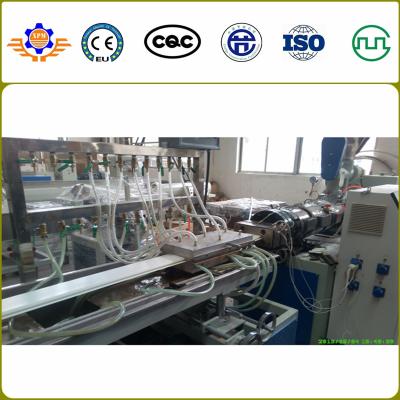 China cadena de producción del panel de techo del PVC de 250-400m m tablero del techo del PVC que hace la máquina en venta
