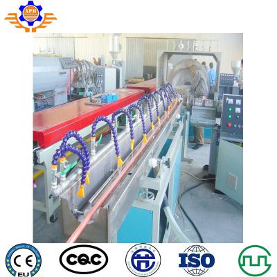 China Las máquinas de proceso suaves del tubo del PVC riegan la línea reforzada fibra de la protuberancia del tubo de la manguera de jardín en venta