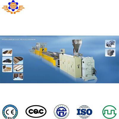 China Tür-Produktionsmaschine-Brett-Verdrängungs-Linie Möbel-Platten-Boden PVC-Wand-WPC zu verkaufen