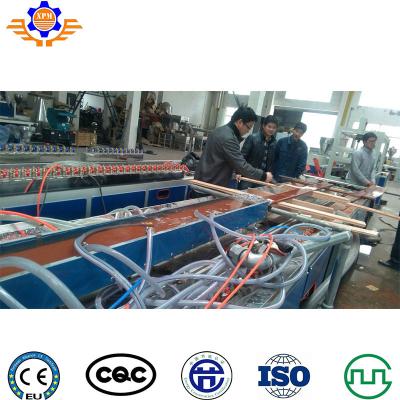 중국 330 내지 390 Kg/H WPC 프로파일 압출 라인 PVC 벽판지 생산 라인 압출기 성형기 판매용