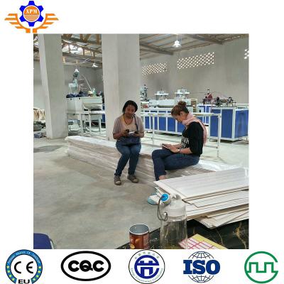 China Baumaterial PVC-Decken-Wand, die Maschine Plastikextruder-Linie macht zu verkaufen