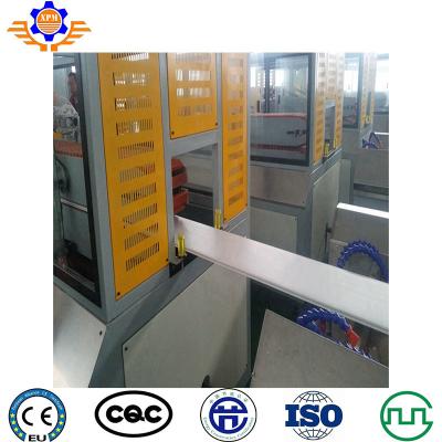 Chine Ligne en plastique décorative d'extrusion de machine de feuille de revêtement de mur de panneau de mur de PVC à vendre