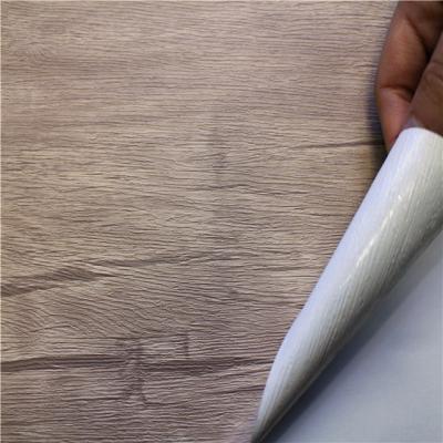 China Película adesiva de plástico com suporte em relevo, impermeável a água, PVC Película adesiva de grãos de madeira à venda