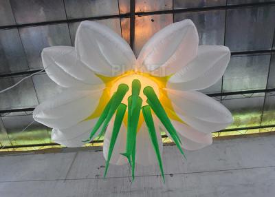 Chine Couleur multi accrochant allumant de grandes fleurs gonflables avec l'ampoule menée à vendre