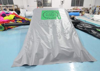 Chine jeux gonflables de sports de PVC de 0.55mm sautant l'airbag de cascade avec la rampe à vendre