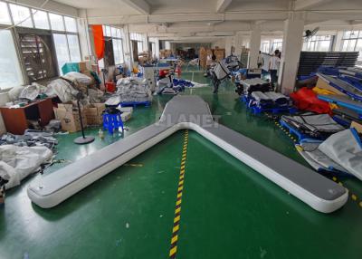 China Y forma gris flotante del agua 6mL el pontón del muelle inflable del barco en venta