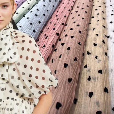 Chine Miroitez le tissu argenté 120-130GSM de taffetas de Gauze Chiffon Crepe Fabric Crinkle à vendre