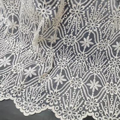 China Polyesterkatoen 130cm Witte Geborduurde Kantstof voor Huwelijkskleding Te koop