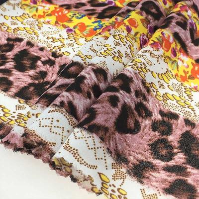 Chine Le polyester de mousseline de soie a imprimé le léopard tissé par tissu pour la robe à vendre
