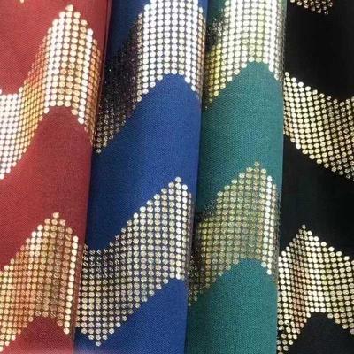 China El oro de encargo de la hoja de metal del poliéster imprimió anchura de la tela tejida el 148cm en venta