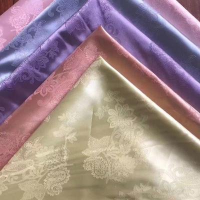 Chine le tissu de satin de jacquard de polyester de la largeur 180gsm de 150cm a donné à floral une consistance rugueuse imprimé à vendre