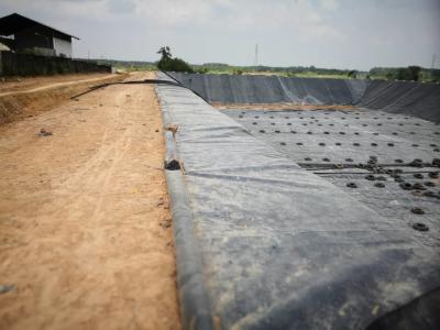 中国 反漏出2mm HDPEのGeomembraneのダムの貯蔵所の農業の池はさみ金 販売のため