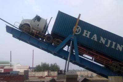 China Hydraulic Truck Loading Platform 400mm Lip Mobile Unloading Ramp for sale