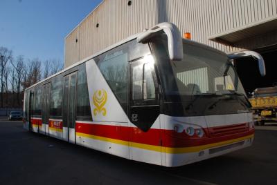 China Servicio de autobús del motor diesel de 4 movimientos al aeropuerto con el delantal de aluminio en venta