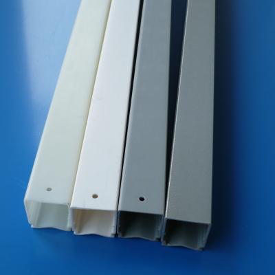 China Los ABS limpian los plásticos de encargo sacados del perfil con la aspiradora de las secciones del ajuste para el uso de la construcción en venta