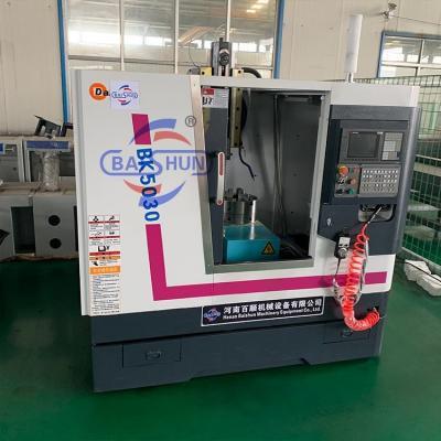 China CNC-werktuig voor zware draaibankwerktuigen Metalen frezen Verticale metalen slotmachine Te koop