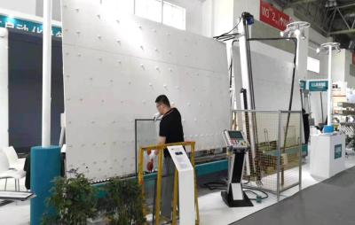 China El vidrio vertical automático del doble aisló la máquina de aislamiento de cristal del robot para el proceso de extensión del sellante en venta