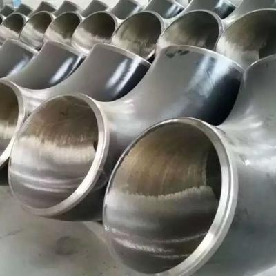 China Codo de acero aleado para aplicaciones resistentes a la corrosión con embalaje de exportación estándar en venta