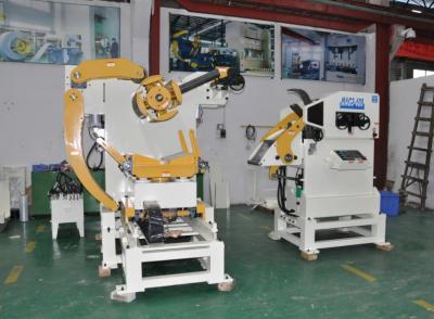 China Três em uma máquina de aço servo do alimentador da bobina dos sistemas de manipulação 4.5mm da bobina da bobina do Nc  à venda