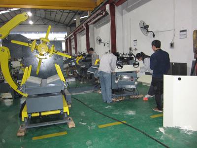 中国 自動化された生産ラインNCの薄板金のコイルの送り装置の非標準的な物質的な押すこと 販売のため