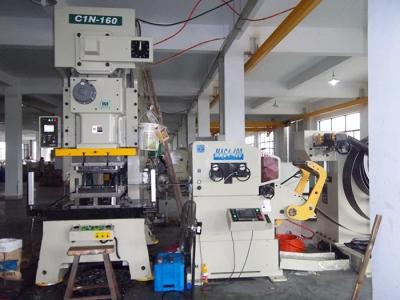 China Automatización del sacador de la embutición profunda del metal de la máquina de la placa de acero del equipo del alimentador del engranaje que se endereza en venta