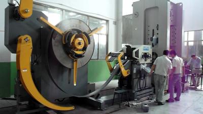 China Metal de endireitamento automático da máquina do alimentador do rolo auto que carimba as peças à venda