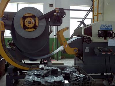 China Chapa metálica de alta velocidade precisa Decoiler do alimentador, máquina de corte totalmente automático do CNC à venda