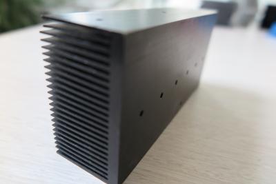 China El disipador de calor de aluminio de la protuberancia perfila recinto solar del regulador de la carga en venta
