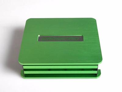 中国 緑は4つの軸線レーザーのロゴの陽極酸化されたエンクロージャCNCの機械化の部品にブラシをかけました 販売のため