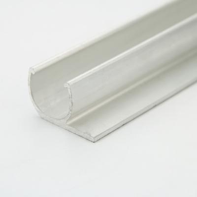 China Erschwingliches kundenspezifisches Aluminiumverdrängungs-Herstellungs-Rohr/Rohr in der silbernen Farbe zu verkaufen