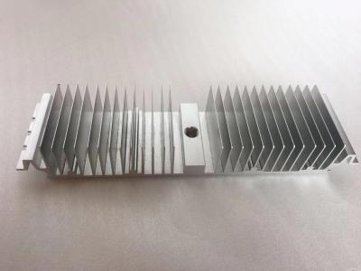 China Disipador de calor de aluminio pasivo pretaladrado, disipador de calor de los agujeros de perforación de la protuberancia que trabaja a máquina en venta