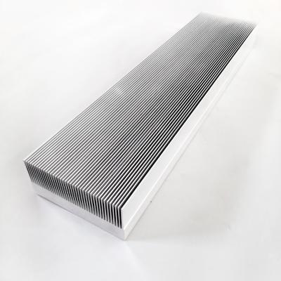China Perfiles de aluminio del disipador de calor de la protuberancia AA6063 que anodizan con el alto radiador denso de las aletas en venta
