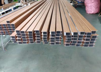 China Estoque quadrado de alumínio de madeira do tubo T5 do filme 6063 do Pvc à venda