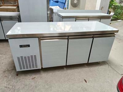China 3 puertas bajo el mostrador de refrigeración de acero inoxidable equipo de cocina de mesa de trabajo en venta
