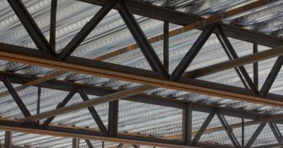 China Prefab Steel Structure Warehouse Hotel Commercial Building Roof Truss Joist Q345B zu verkaufen