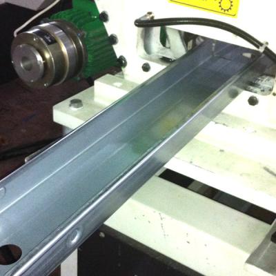China Tecnología de procesamiento de perforación de secciones y correas de acero de 0,5 mm en venta