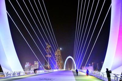 China Regenbogen-Überfahrt-blieb Fußgängerüberführungs-Brücken-Kabel Selbst verankerte Bahnsuspendierung zu verkaufen