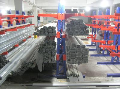 China Estantes de almacenamiento electivos con voladizo de acero para soluciones industriales de almacenamiento en almacenes en venta