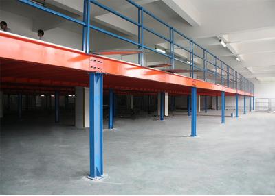 China Pavimentos industriais de mezanino de aço personalizados em estantes e prateleiras de empilhamento à venda