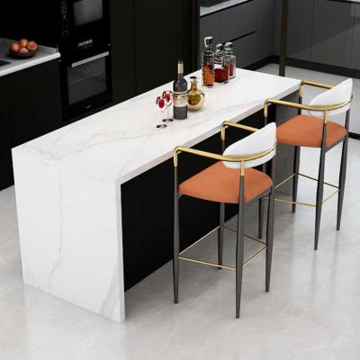 Cina Set di sgabelli da tavolo da bar da 62,9 pollici con venature del legno in marmo bianco spessore 25 mm con sedie in vendita