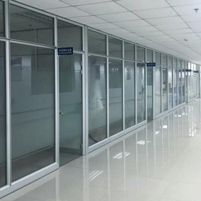 China Divisórias de escritório à prova de som com vidro simples Espessura de 12 mm Tamanho personalizado à venda
