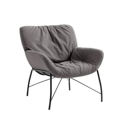 Chine Chaise de sofa en cuir résistante d'éraflure de chaise de loisirs moderne de 27,9 pouces avec la jambe en métal à vendre