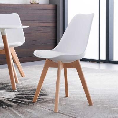 China Cadeira de plástico pp de 18,8 polegadas, madeira maciça, durabilidade, design ergonômico à venda