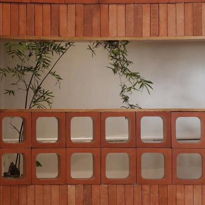 China Blocos de brisa de terracota vermelha decorativos tijolo de parede de barro para instalações artísticas à venda